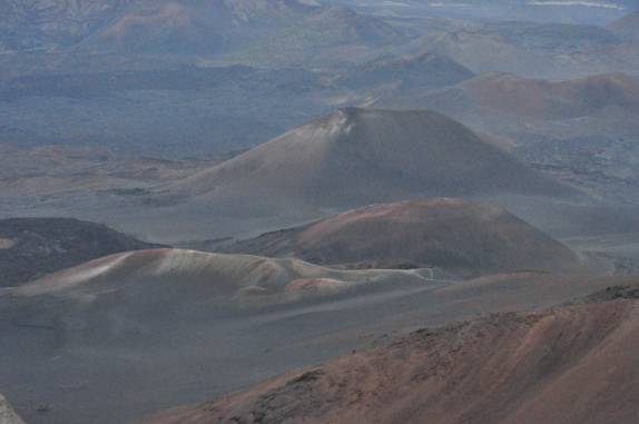 Vários pequenos vulcões dentro da grande cratera do vulcão Haleakala, em  Maui, no Havaí